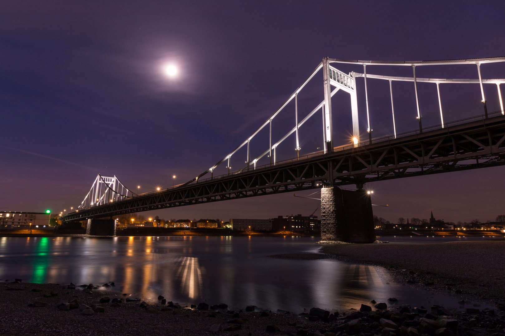 Uerdinger Rheinbrücke bei Nacht (Sonnenaufgang)