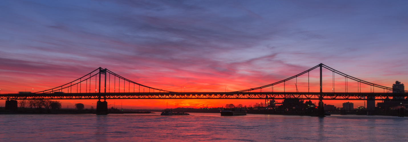 Uerdinger Rheinbrücke bei Sonnenaufgang