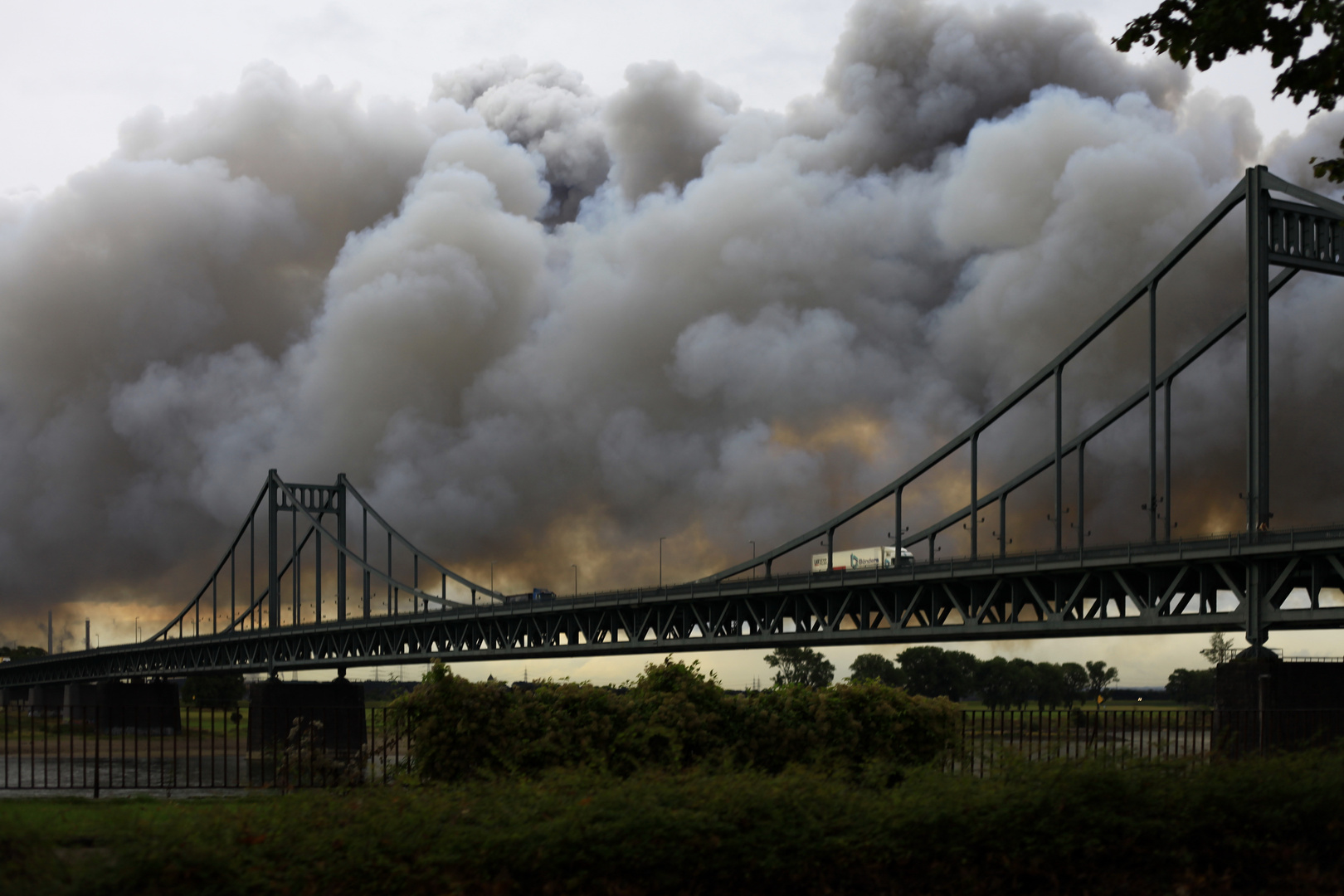 Uerdinger Rheinbrücke beim Großbrand in Krefeld