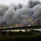 Uerdinger Rheinbrücke beim Großbrand in Krefeld