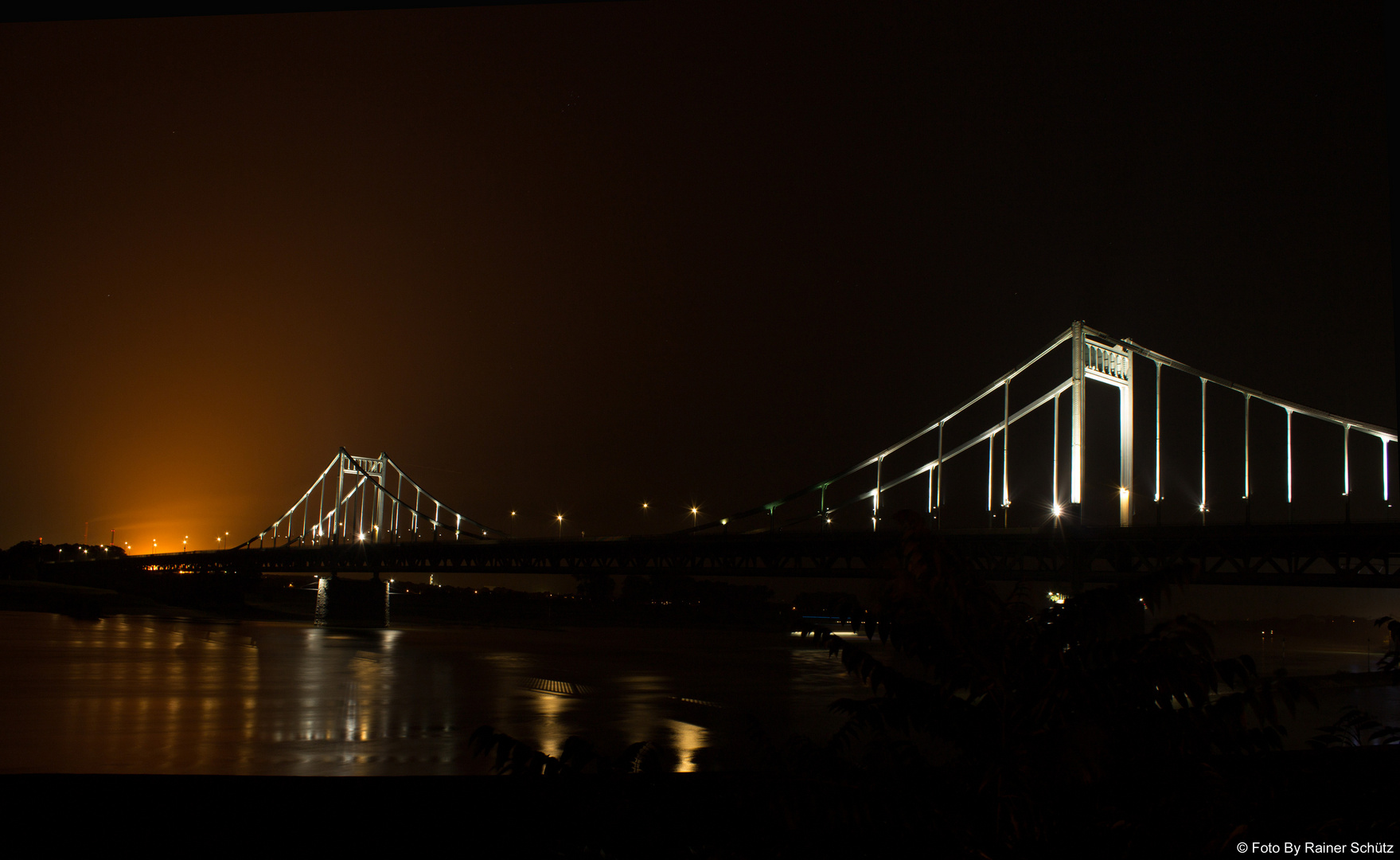 Uerdinger Rheinbrücke beim Hochofenanstich