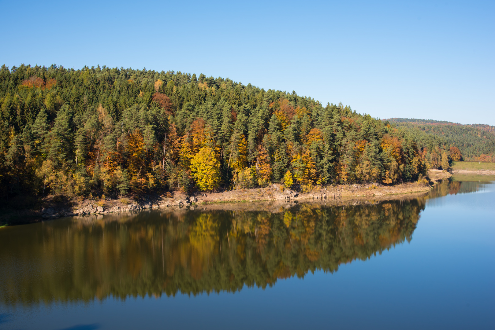 Ufer am Stausee