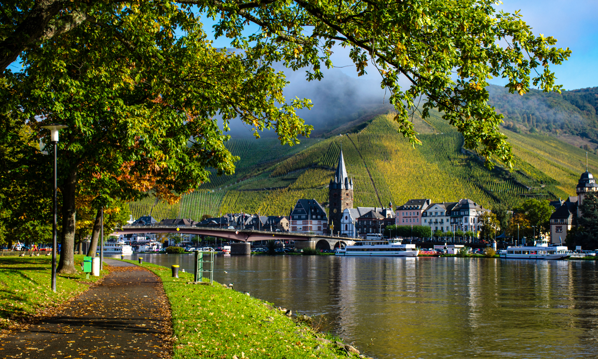 Uferallee mit Blick auf  Bernkastel-Kues