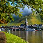 Uferallee mit Blick auf  Bernkastel-Kues