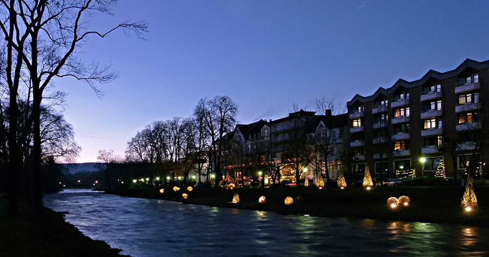 Uferlichter zur Blauen Stunde