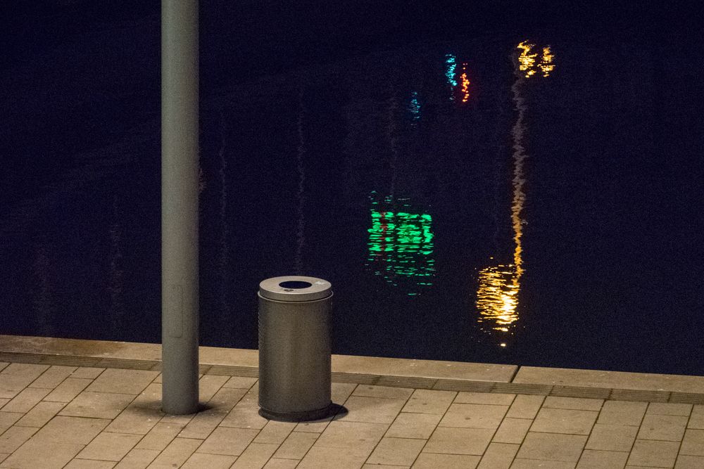 Uferpromenade bei Nacht