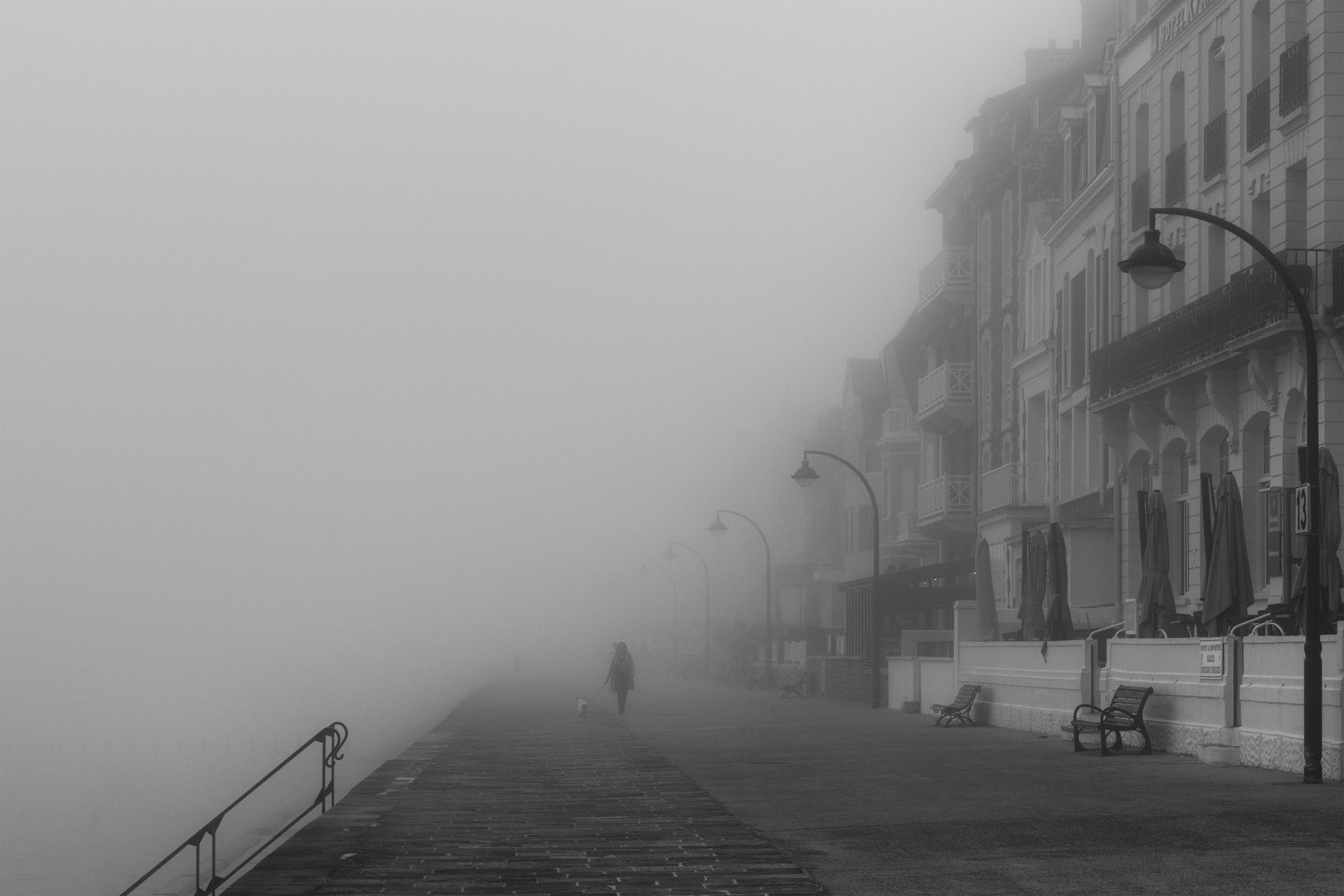 Uferpromenade im Nebel