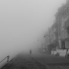 Uferpromenade im Nebel