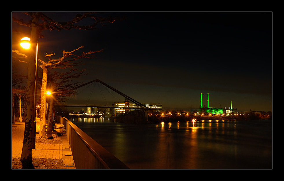 Uferpromenade mit Hafeneinfahrt