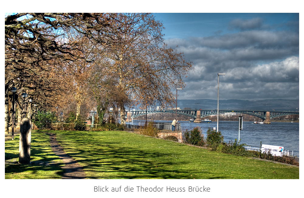 Uferpromenade mit Theodor Heuss Brücke in Mainz