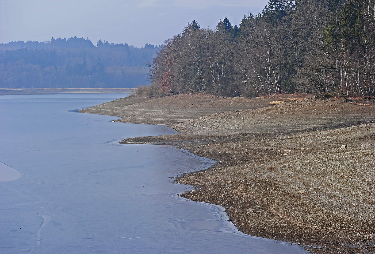 Uferschichten am mäßig gefüllten Möhne-Stausee (NRW) in der Mittagssonne