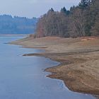 Uferschichten am mäßig gefüllten Möhne-Stausee (NRW) in der Mittagssonne