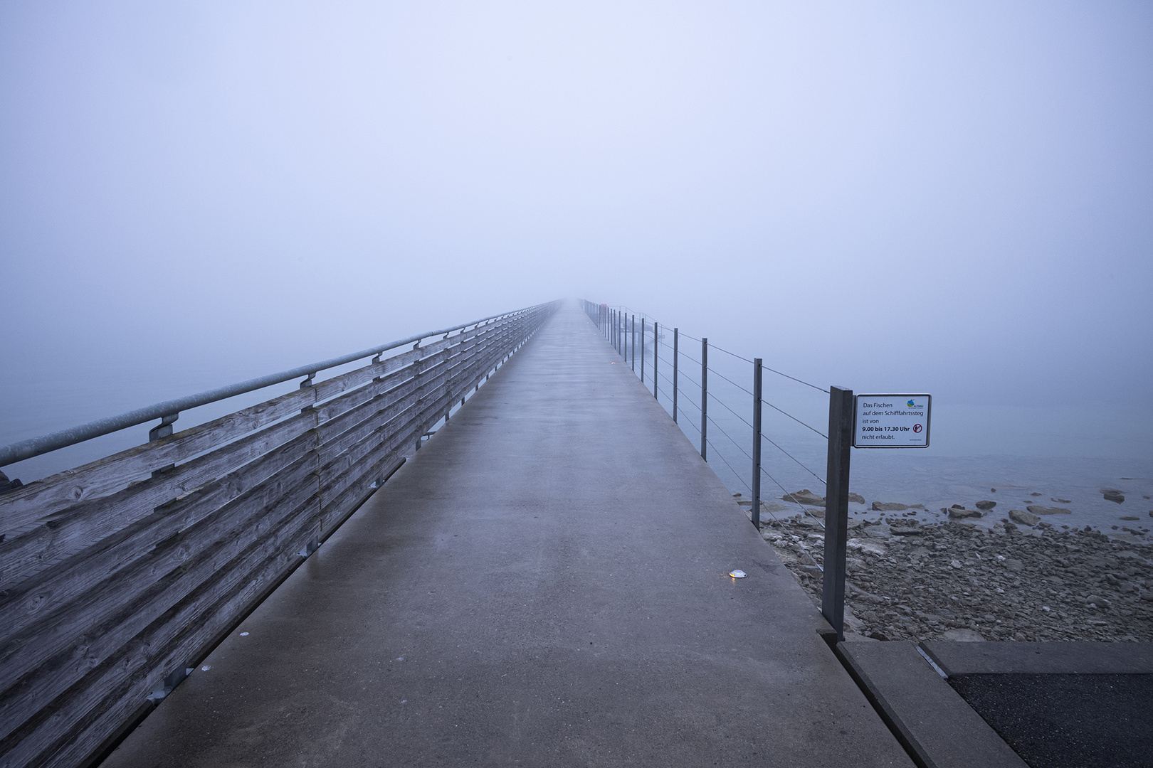 Ufersteg im Nebel