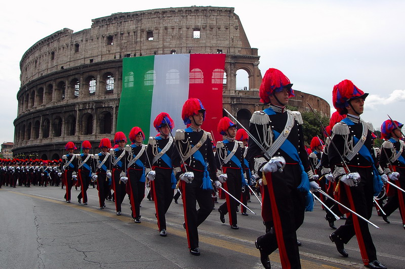 Ufficiali dell'Arma dei Carabinieri sfilano davanti il Colosseo alla festa della Repubblica