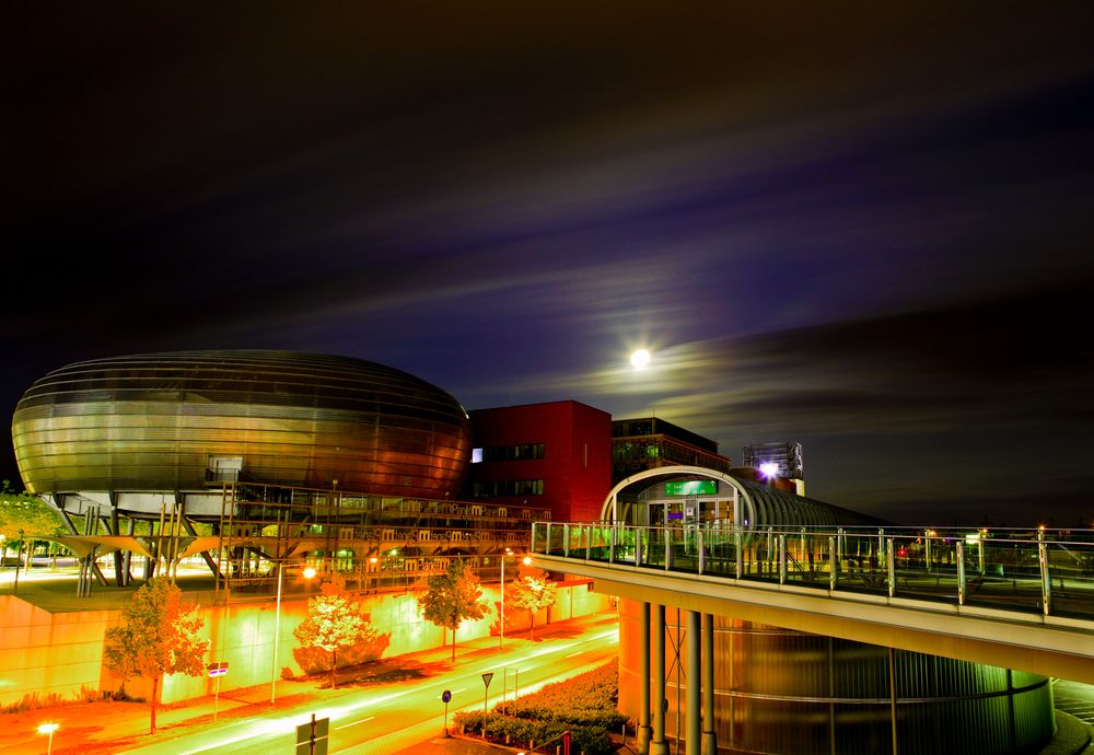 Ufo mit Vollmond auf dem Expogelände in Hannover