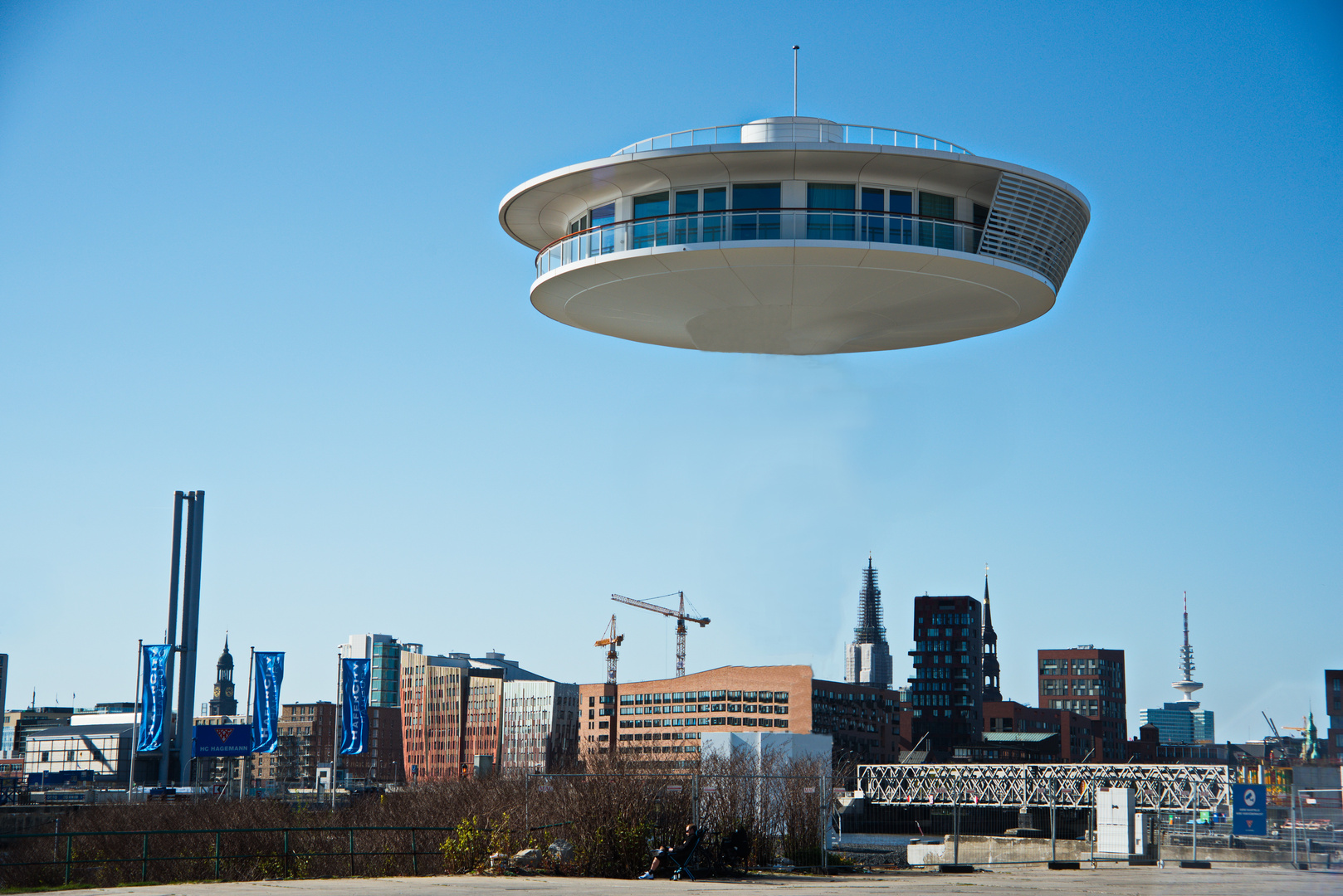 Ufo über der Hafencity in Hamburg