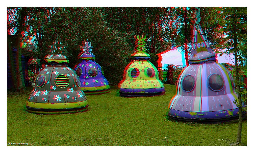 ,,UFOs'' in 3D (Rot/Cyan)