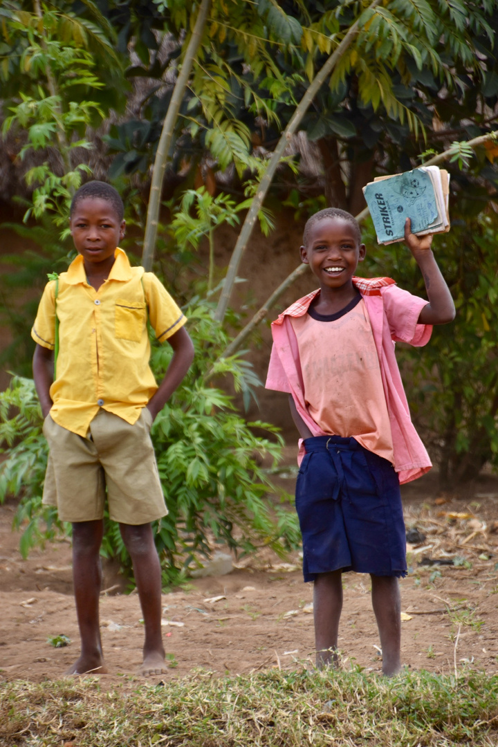 Uganda - auf dem Schulweg