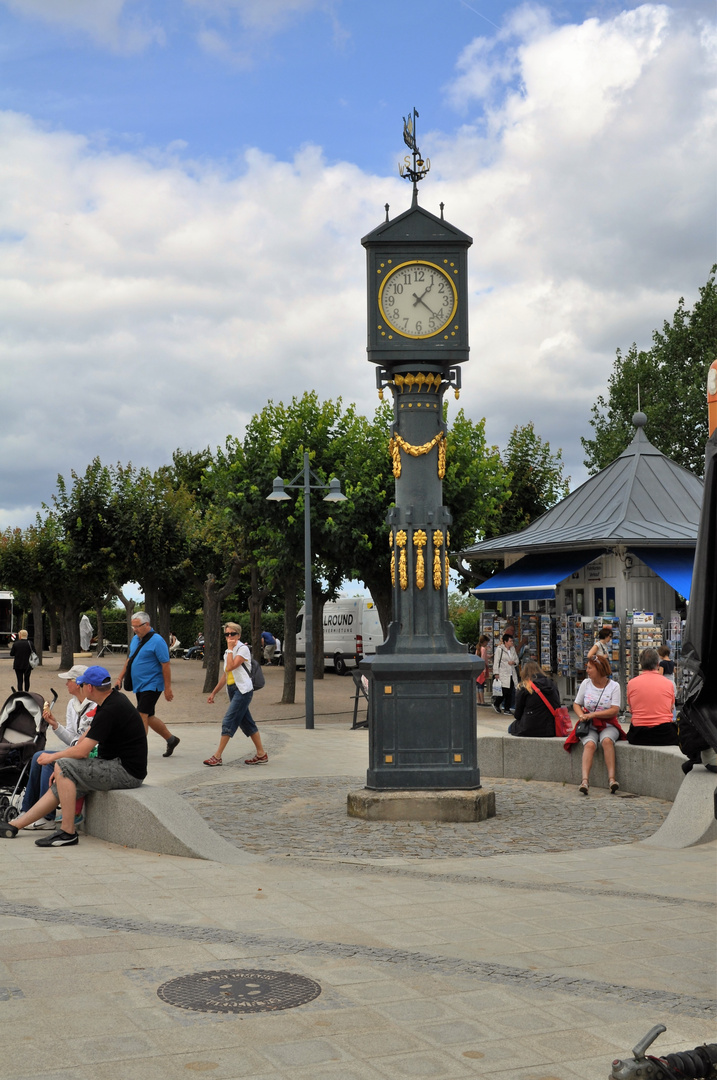 Uhr an der Strandpromenade in Ahlbeck