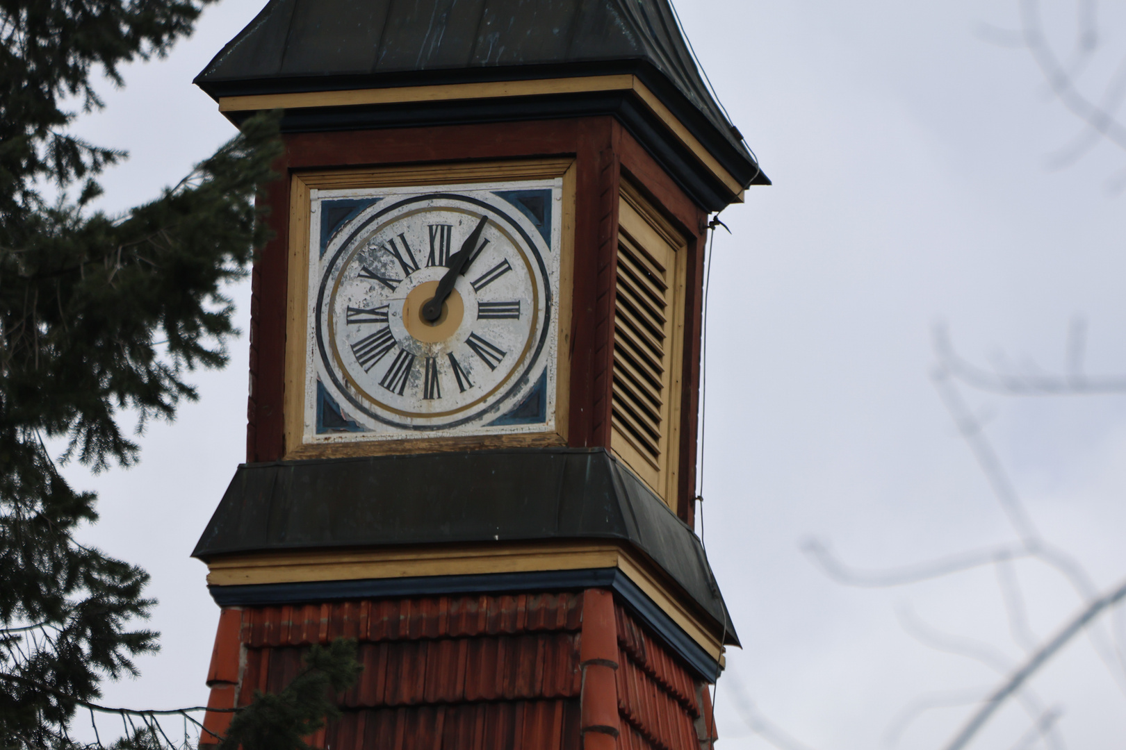 Uhr auf dem Turm der Rehaklinik Bad Belzig