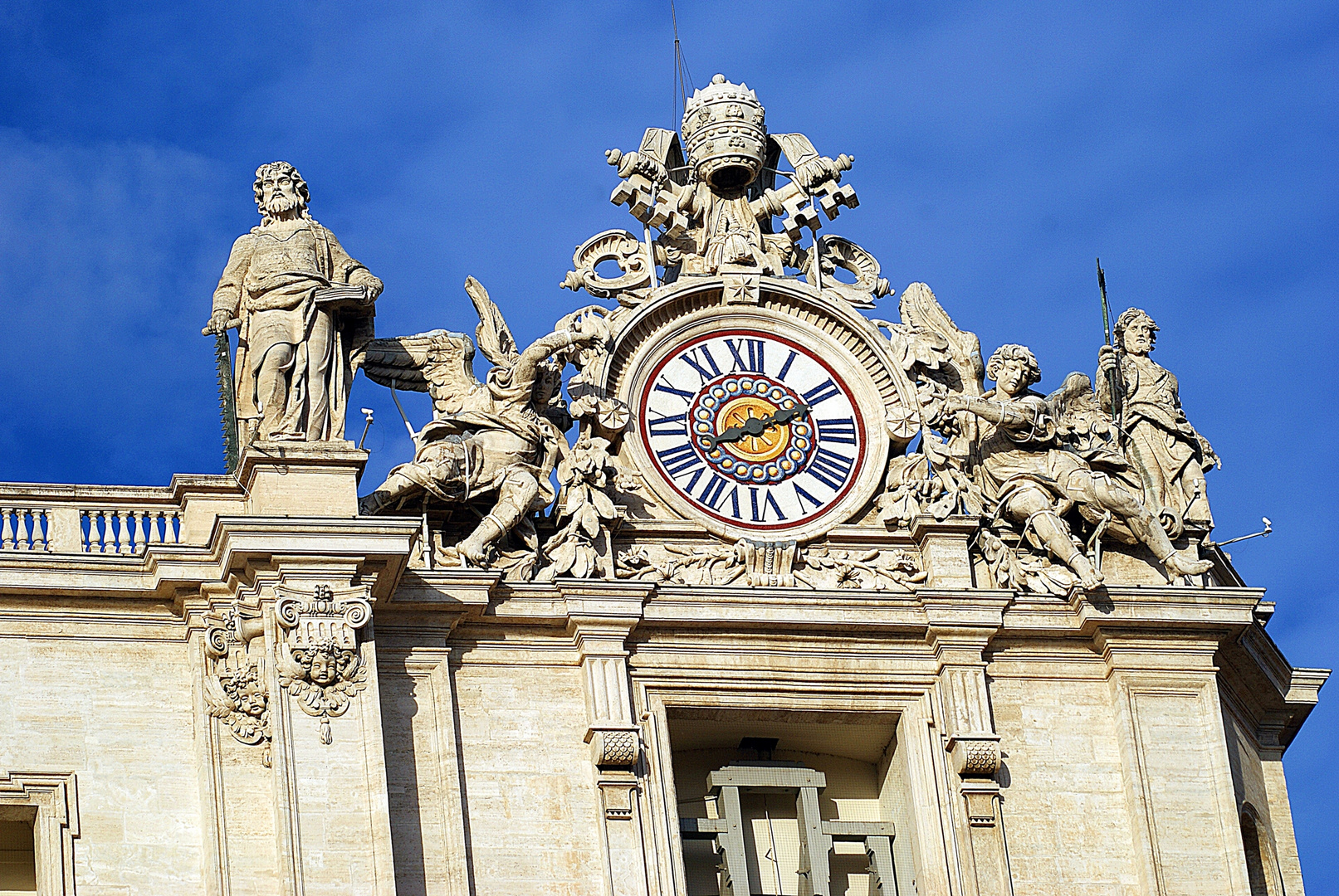 Uhr ,Figuren und Papstwappen über dem Petersplatz