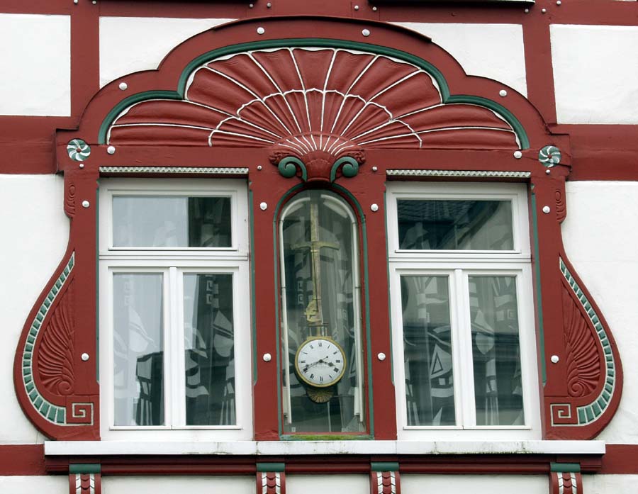 Uhr im Fenster oder