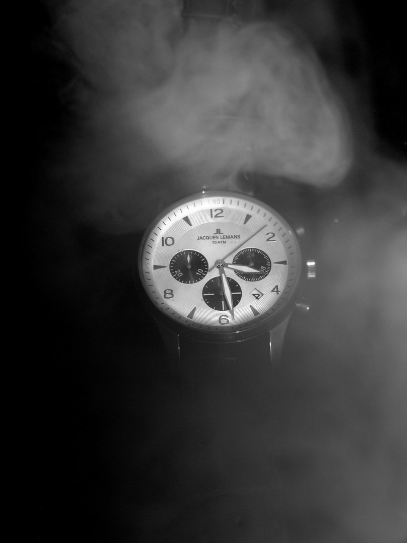 Uhr im Nebel