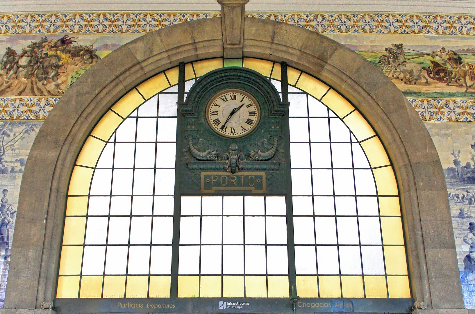 Uhr in der Sao Bento Bahnstation am Ausgang zu den Gleisen in Porto, Portugal