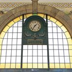 Uhr in der Sao Bento Bahnstation am Ausgang zu den Gleisen in Porto, Portugal