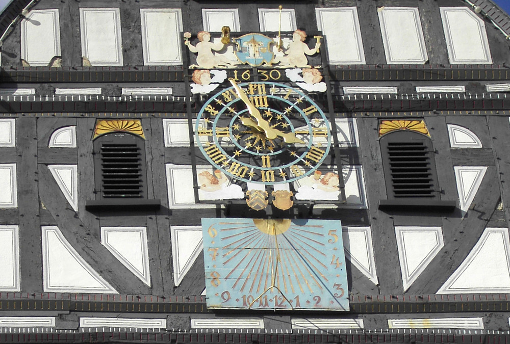 Uhr und Sonnenuhr am alten Rathaus in Butzbach (Hessen)