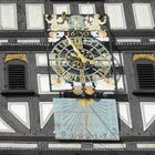 Uhr und Sonnenuhr am alten Rathaus in Butzbach (Hessen)