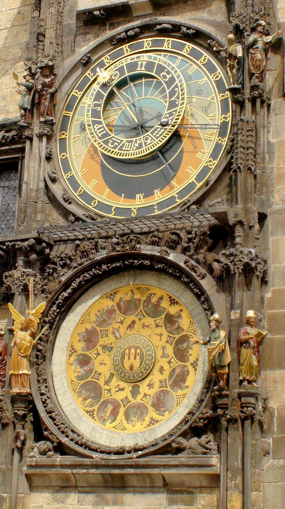 Uhren in einer Fassade in der Prager Altstadt