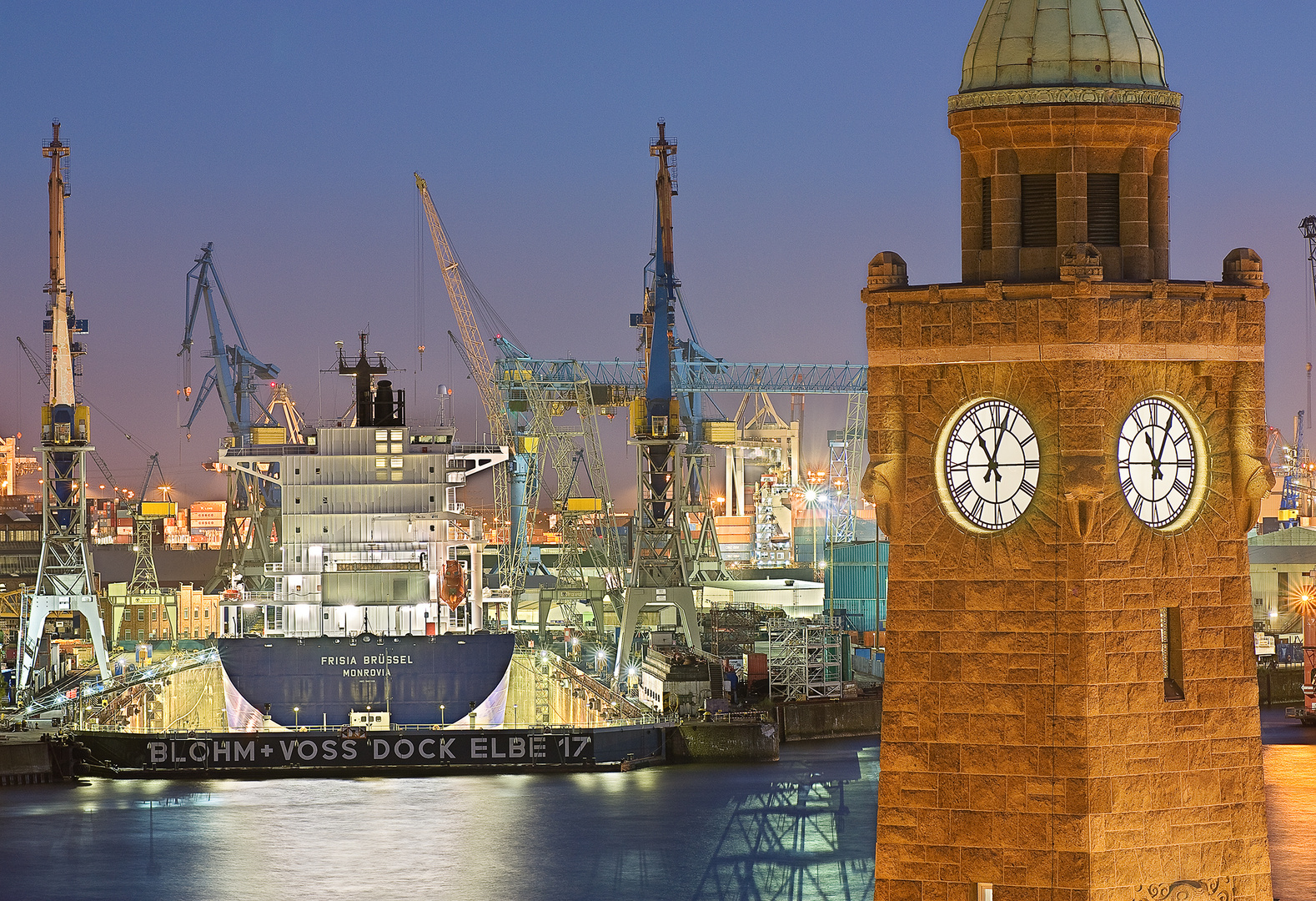 Uhrturm im Hamburger Hafen