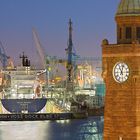Uhrturm im Hamburger Hafen