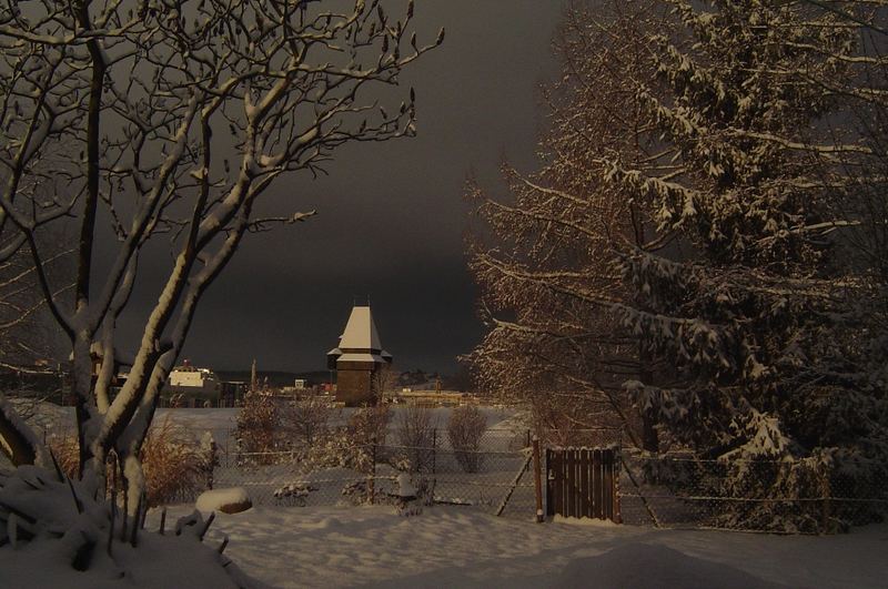 Uhrturmschatten mit Schneehaube