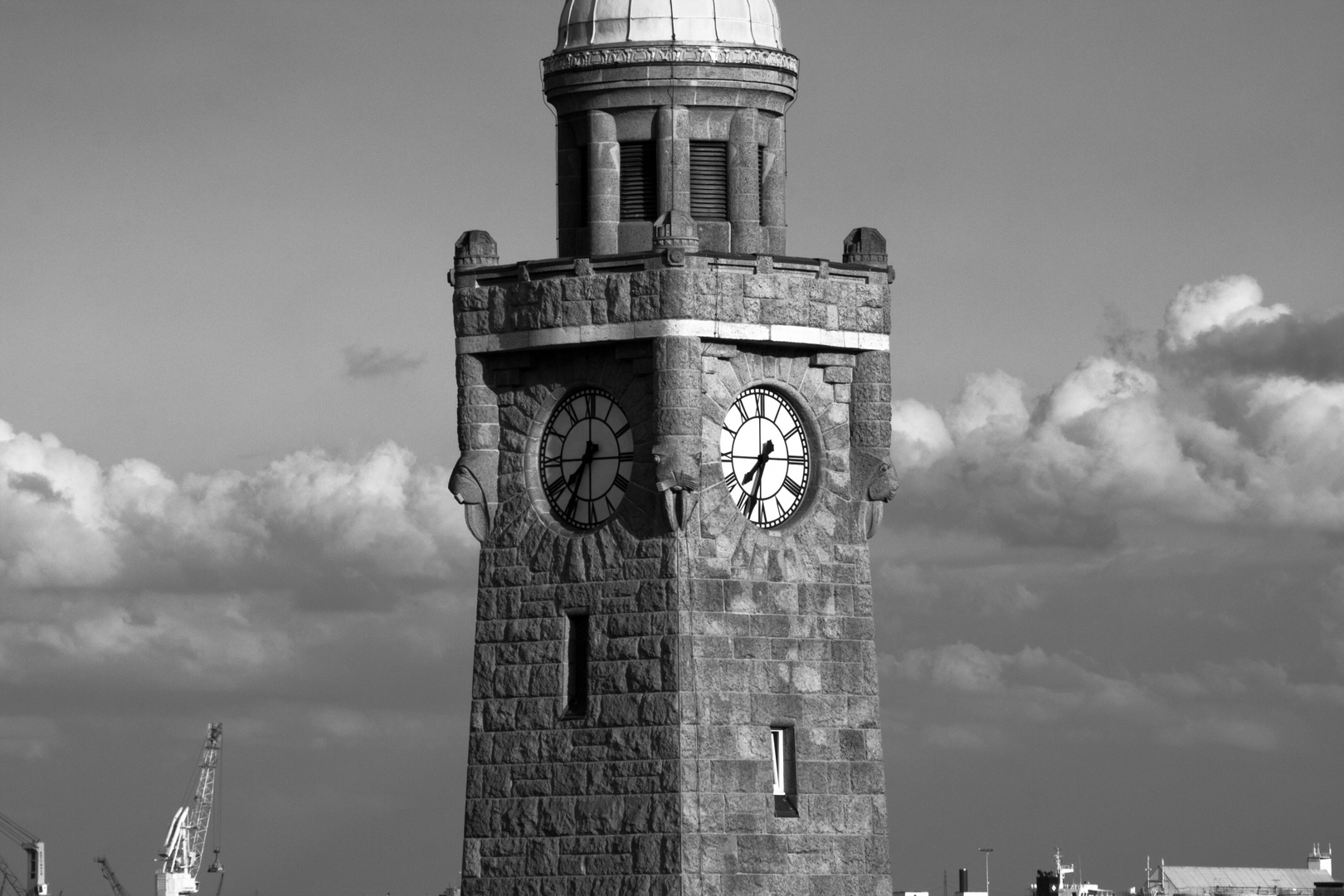 uhu oder eule, pegelturm in hamburg