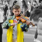 Ukrainischer Junge spielt Geige
