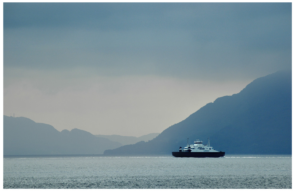 Ullensvang - Autofähre im Fjordland