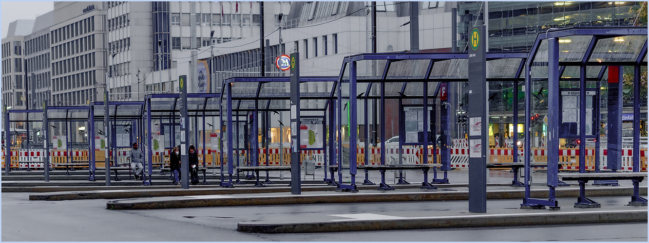 Ulm 11/2021 - Areal HBf / ZOB-Busbahnhof - "lonly evening area"