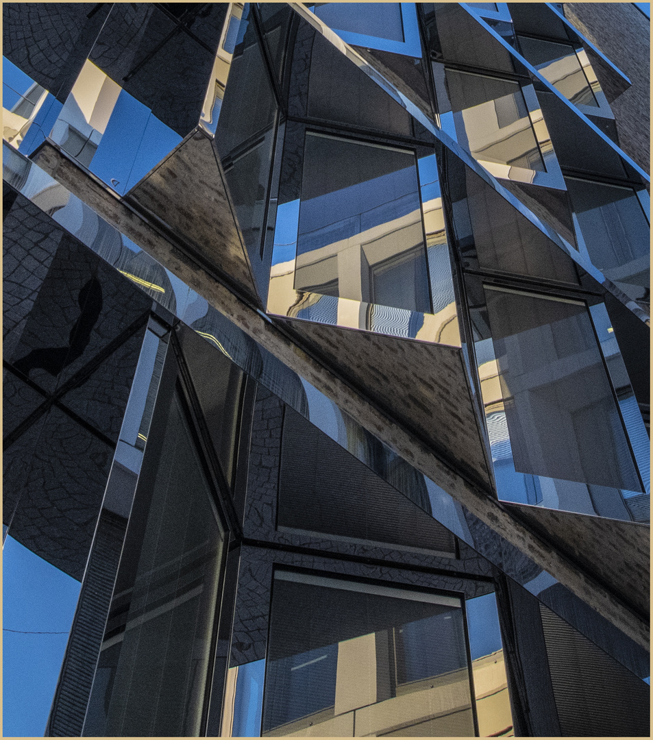 Ulm 2019 - Sparkasse - "Abstraktion in Glas"