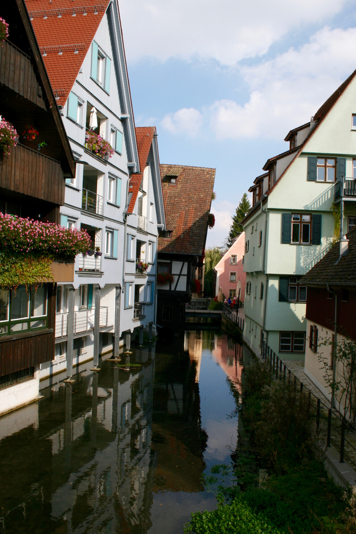 Ulm, das Fischerviertel, schiefes Haus an der Blau (im Hintergrund über die Blau ragend)