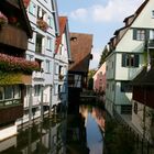 Ulm, das Fischerviertel, schiefes Haus an der Blau (im Hintergrund über die Blau ragend)