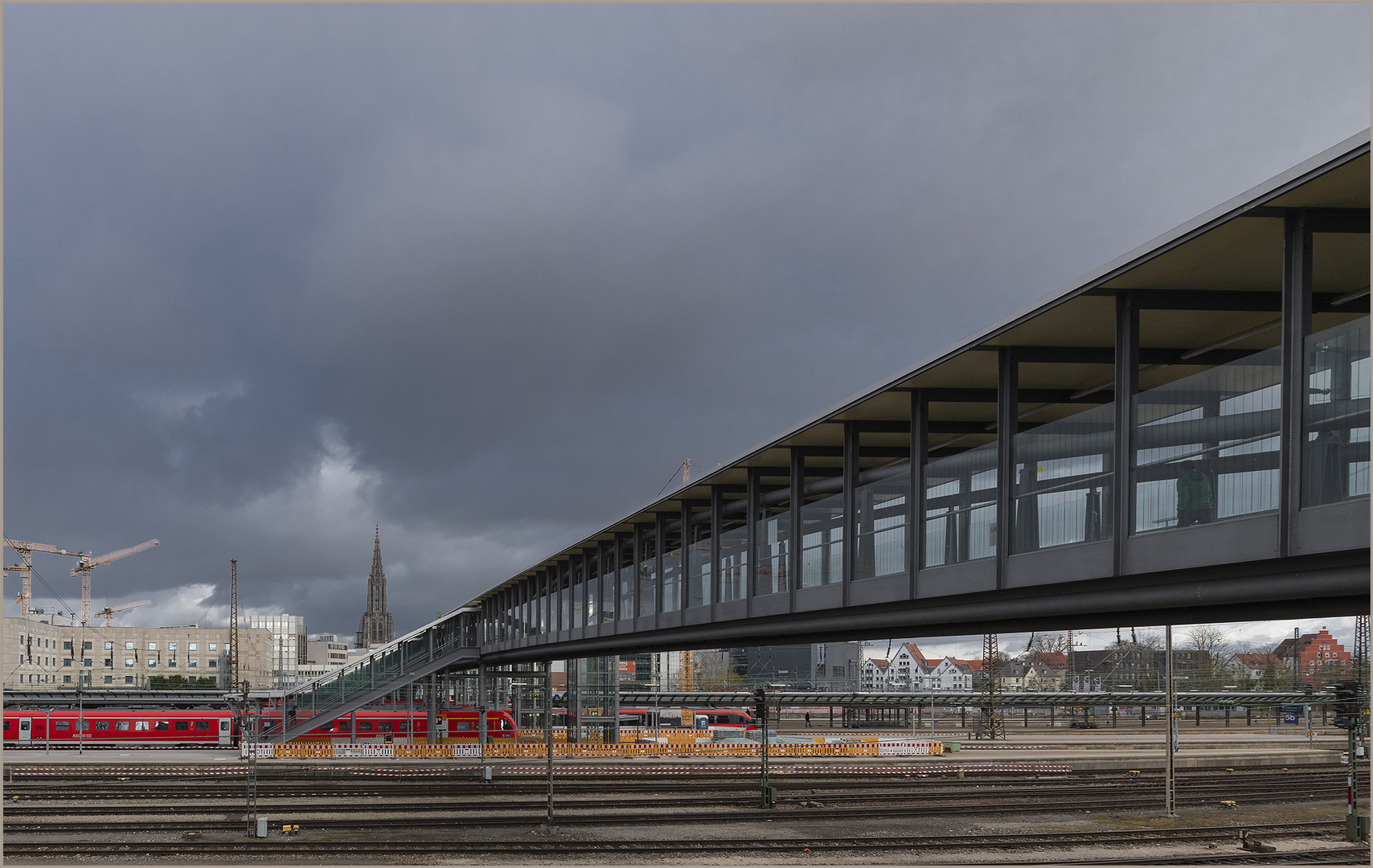 Ulm - Hbf 2019 - "...zu den Gleisen..."