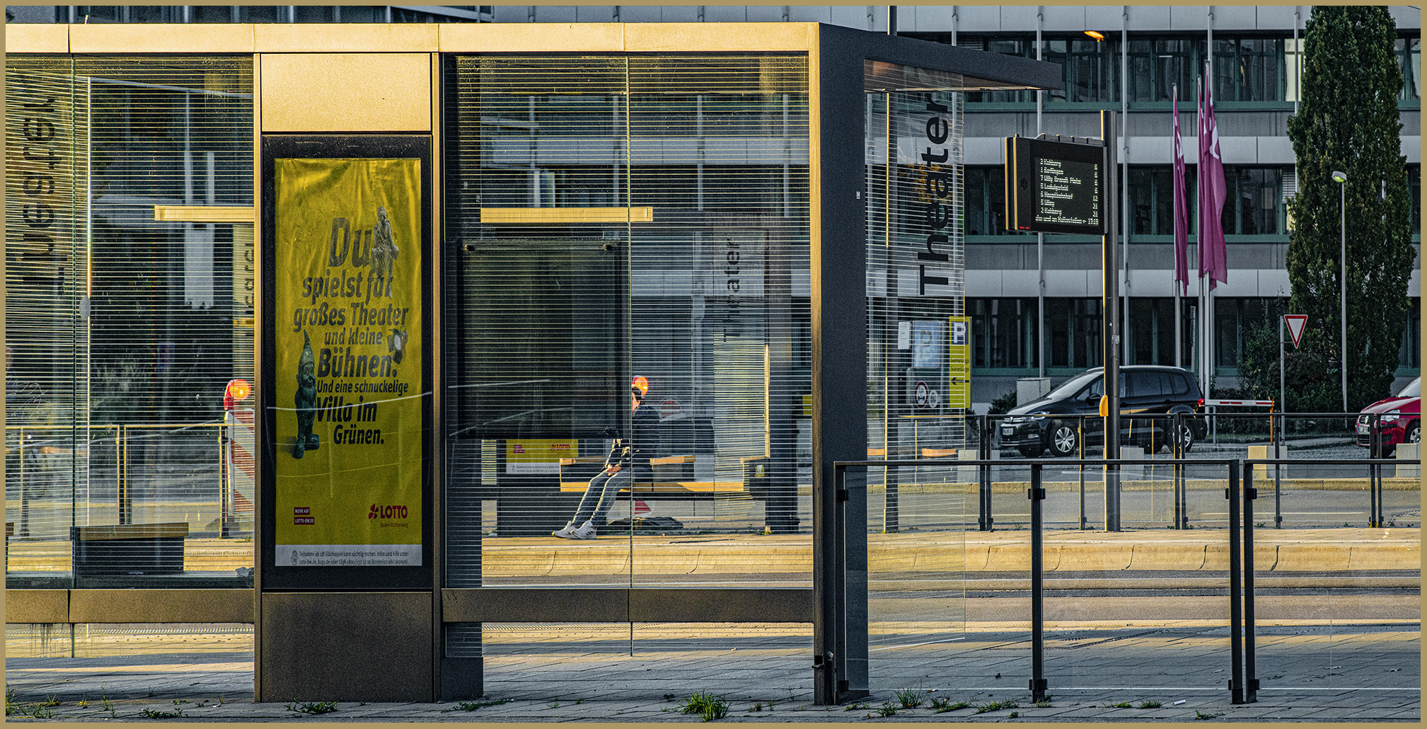 Ulm - SWU - Haltestelle Theater - "Blaue Stunde" / Licht Kontrast & Farbe