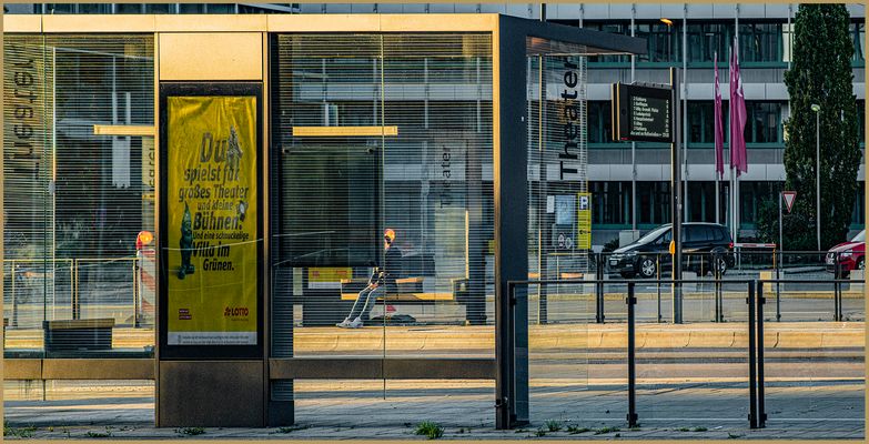 Ulm - SWU - Haltestelle Theater - "Blaue Stunde" / Licht Kontrast & Farbe