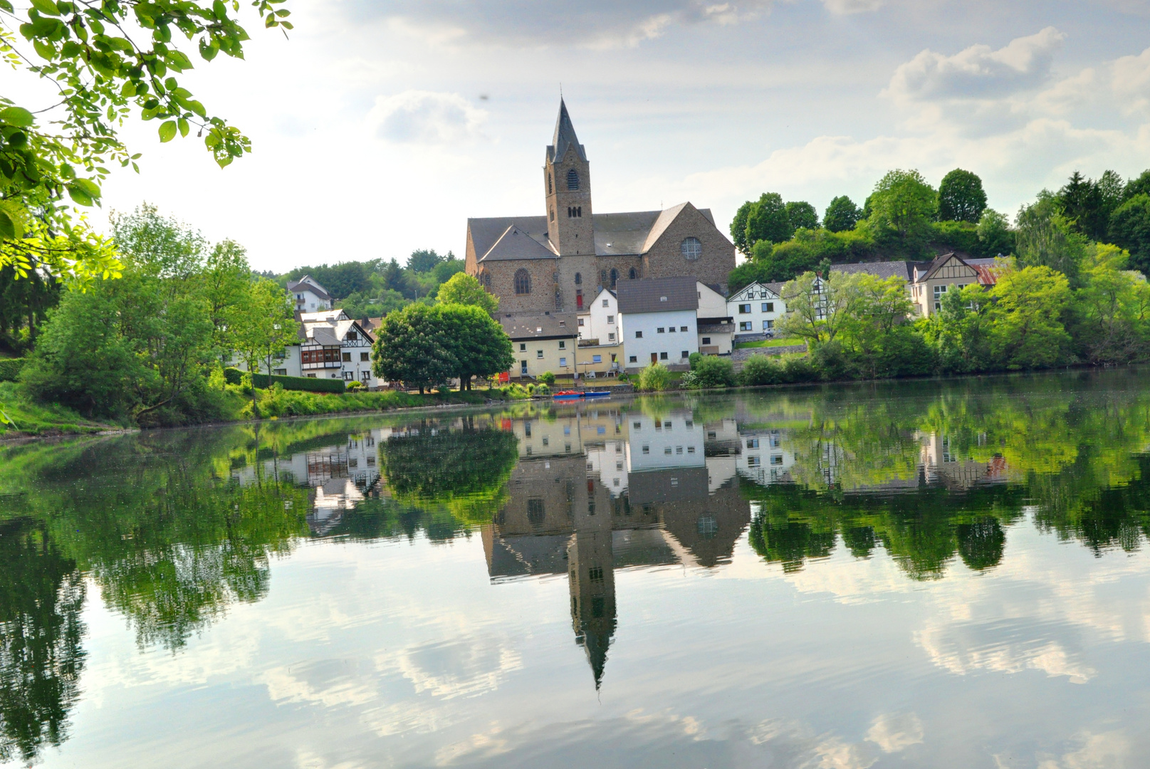 Ulmener Maar mit Kirche