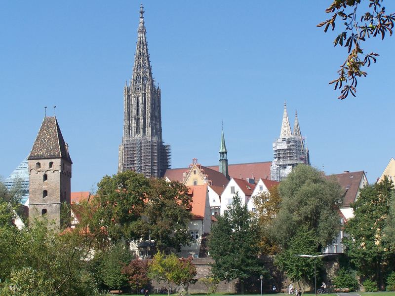 Ulmer Münster mit Stadtmauer und Metzgerturm