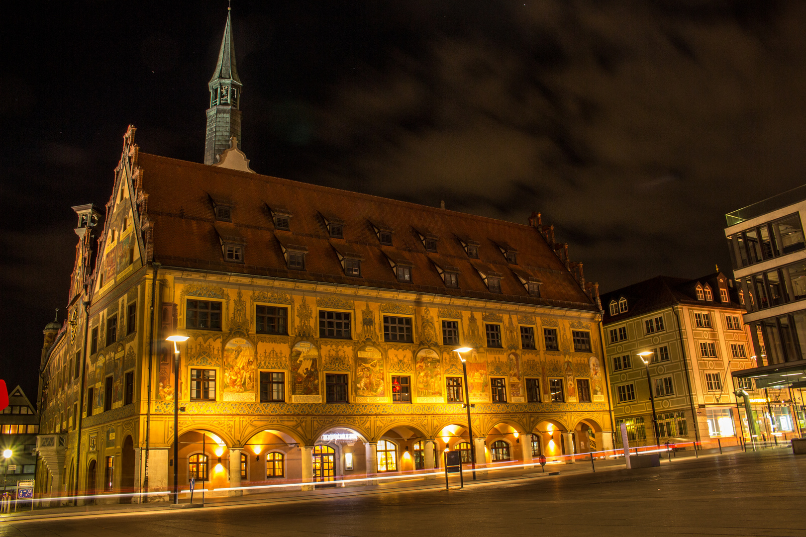 Ulmer Rathaus bei Nacht