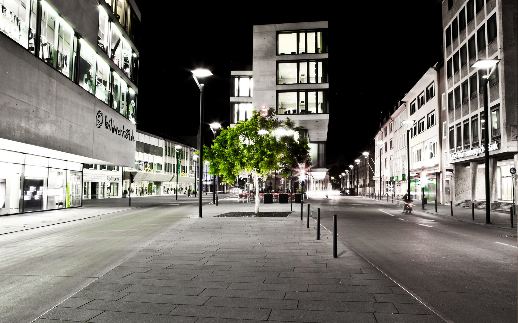 Ulms neue Mitte bei Nacht - der Baum hält die Stellung!