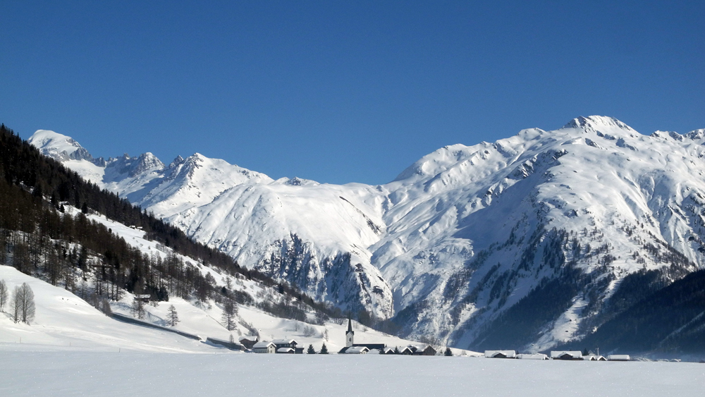 Ulrichen umrahmt von den Alpen